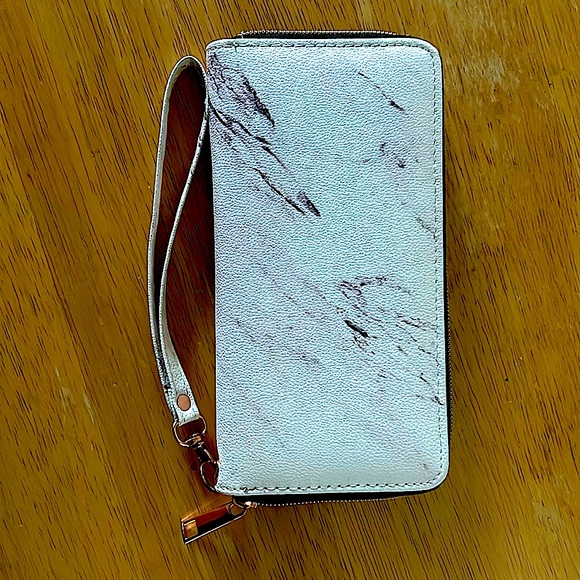 A wallet that is medium sized - Picture 1 of 2